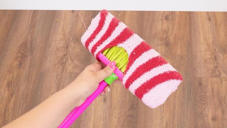 Dieser einfache Trick mit einer Socke verwandelt deinen Besen … entdecke die…