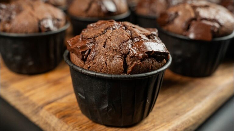 Ein einfacher Trick, um die ultimativen Schokoladen-Muffins im Handumdrehen zu zaubern…