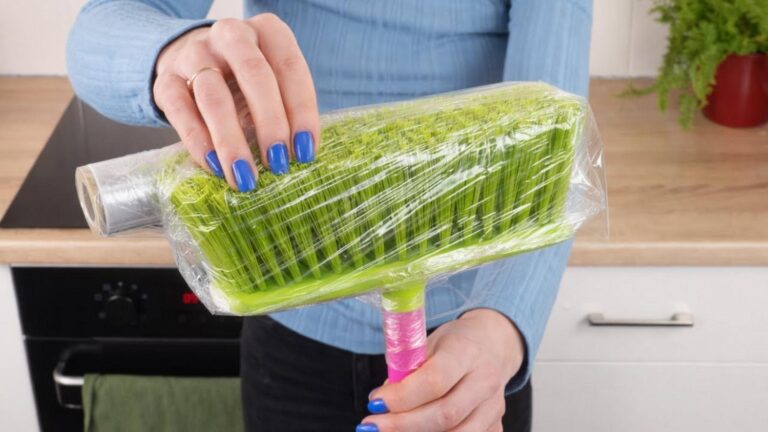Eine ganz einfache Idee, wie Frischhaltefolie deinen Besen zur Putzhilfe verwandelt…