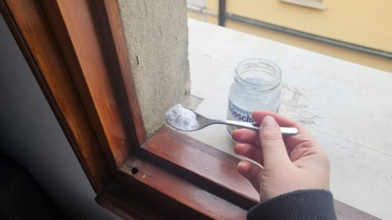 Backpulver in Fensterritzen: Das passiert wirklich!