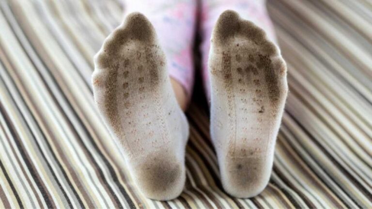 Füße frisch halten: Natürliche Tipps gegen stinkende Socken