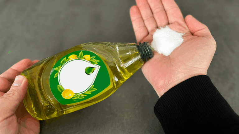 Spülmittel mit Salz mischen? Dieser einfache Haushaltstrick sorgt für glänzenden Edelstahl und saubere Töpfe